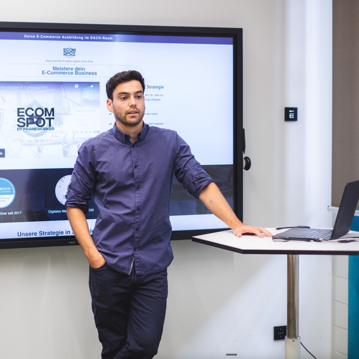 Vortrag vor TV-Screen mit E-Commerce Slide