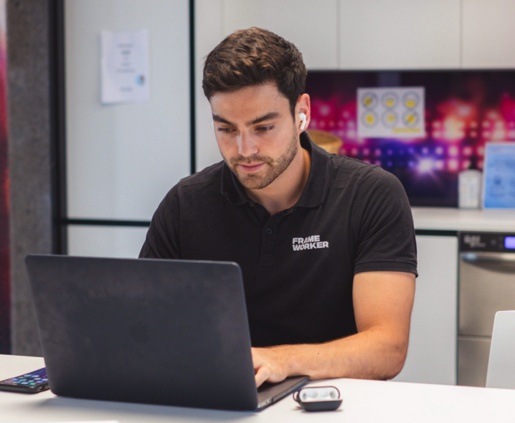 Michael bei der Arbeit am Laptop
